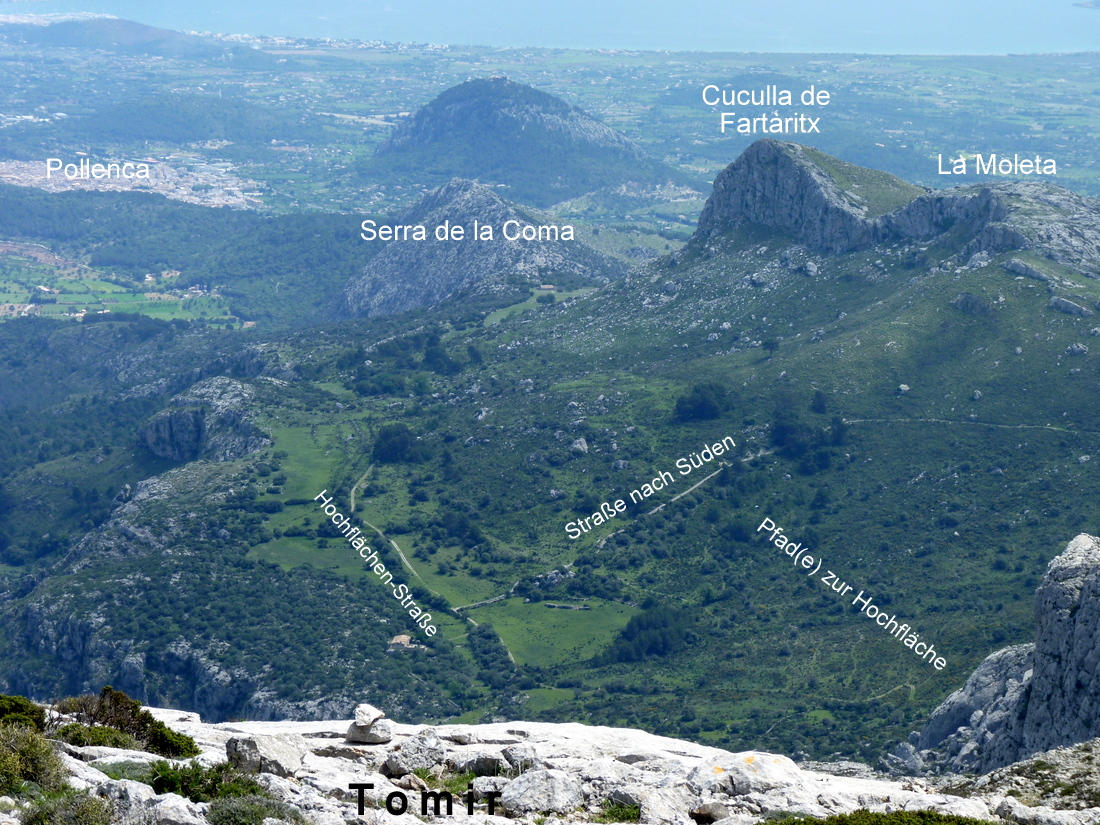 Auf diesem Weg kamen wir zügig voran. Wir kamen zur Finca-Ruine Fartàritx d'en Vila, wo man die zum Eingang führenden Stufen hinuntergeht. Der Weg wird sodann zum Pfad und führt zu